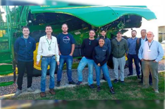 Na quarta-feira dia 10 de maio, alunos e professores da disciplina de máquinas agrícolas do curso de Engenharia Agrícola Na quarta-feira dia 10 de maio, alunos e professores da disciplina de máquinas agrícolas do curso de Engenharia Agrícola